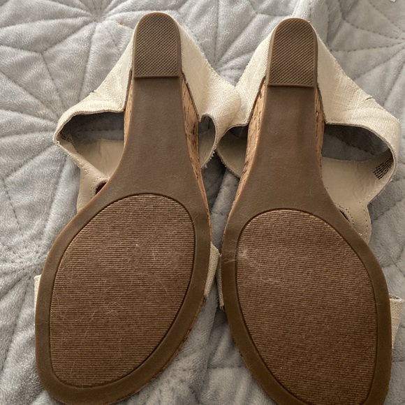 Vintage 7 Eight new never worn, cream canvas sandals. - Picture 2 of 3